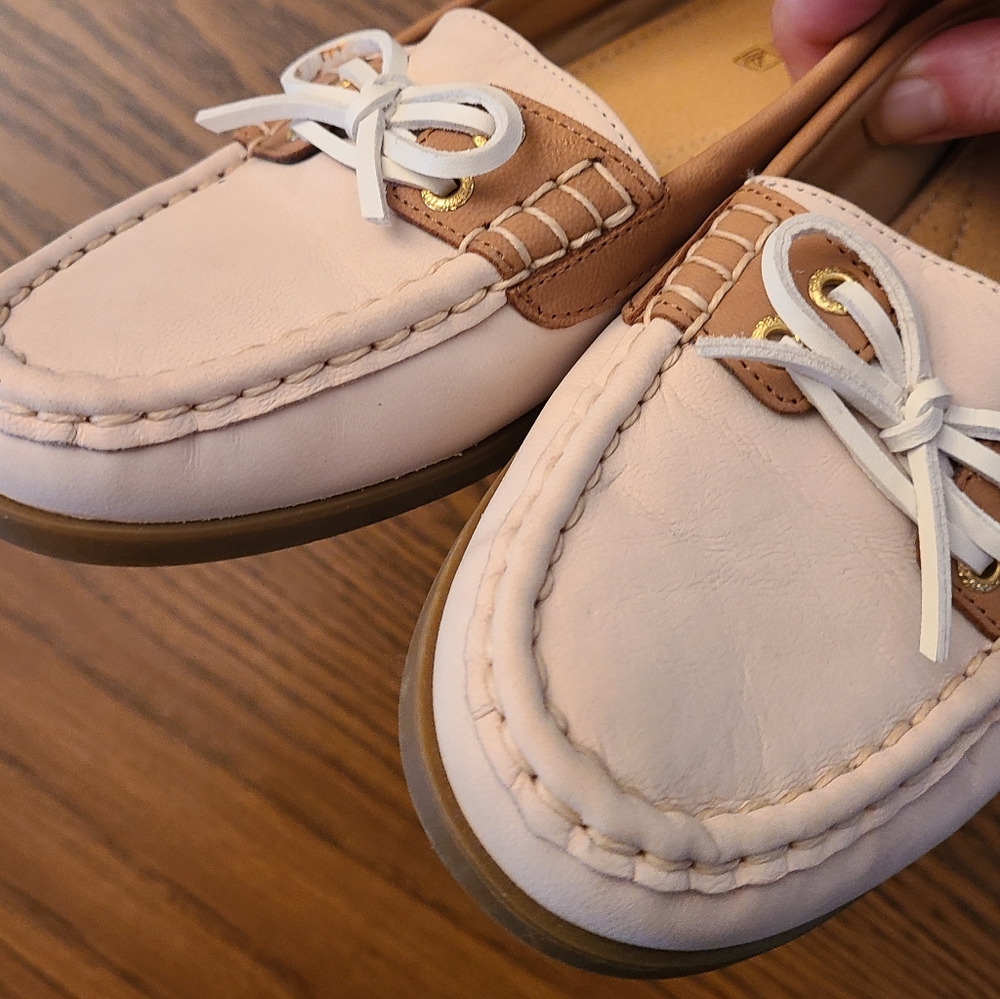 Sperry Top Sider Cream and Tan Loafers in Size 6